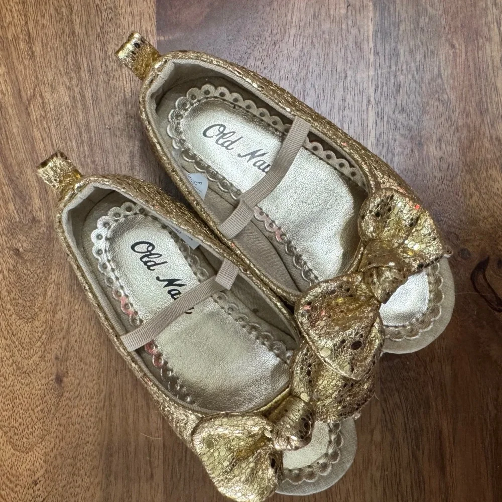 Old Navy Girls Gold Glitter Bow Dress Shoes Size 5 Sparkly Party Flats